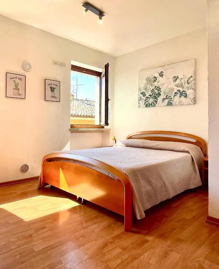Villa Red House With Lake View Torri Del Benaco Ferienhaus